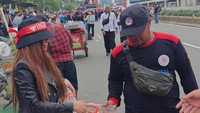 Berlliana Lovell turun ke jalan memakai jaket hitam dengan celana jins sobek-sobek. Ia juga tampak memakai slayer bertuliskan Indonesia yang diikat di topi. (Foto: ist)