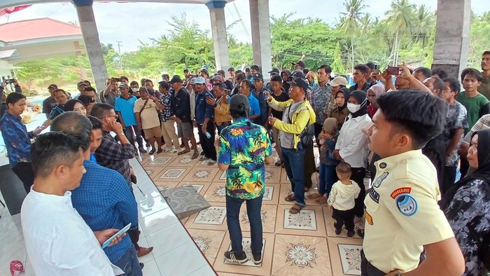 Warga dua desa di Pasangkayu mendatangi BPN untuk mendesak penerbitan sertifikat tanah. Mereka berharap proses permohonan segera dipenuhi.