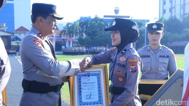 Briptu Adel, Polwan Polres Pasuruan yang berprestasi di olahraga pencak silat.