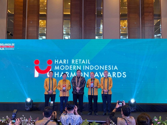 BUCCHERI meraih penghargaan Lifetime Retail Achievement of The Year 2025 (Brand) pada ajang Hari Retail Modern Indonesia - Harmoni Awards 2025 di Swissôtel