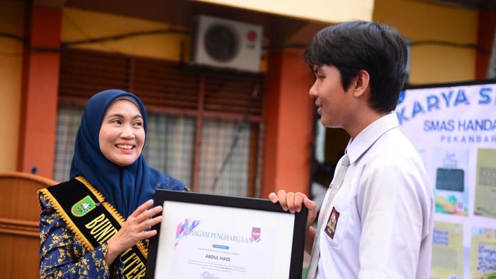 Bunda Literasi bersama sosok lintas generasi. (Dok Diskominfotik Riau)