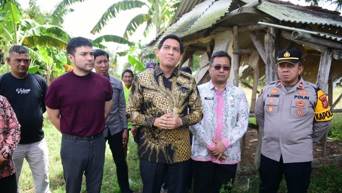 Bupati Indramayu, Lucky Hakim, saat meninjau lokasi yang akan dijadikan sebagai ibukota Indramayu Barat.
