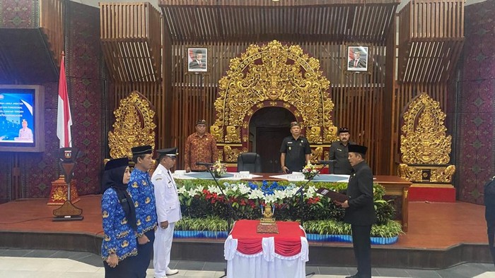 Bupati Karangasem, I Gusti Putu Parwata, saat melantik pejabat administrator, pengawas, dan fungsional di Gedung Sabha Prakerti, Kamis (28/8/2025). (I Wayan Selamat Juniasa/detikBali)