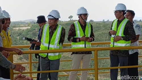 Bupati Lombok Tengah Lalu Pathul Bahri di SPAM Mandalika, Dusun Pengengat, Desa Dadap, Kecamatan Pujut, Kamis (28/8/2025). (Edi Suryansyah/detikBali)