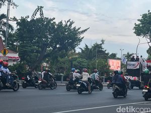 Massa Demo Buruh di Depan Kantor Gubernur Jatim Bubarkan Diri