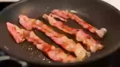Hobi Makan Daging Babi Setengah Matang, Otak Pria Ini Penuh Cacing Pita