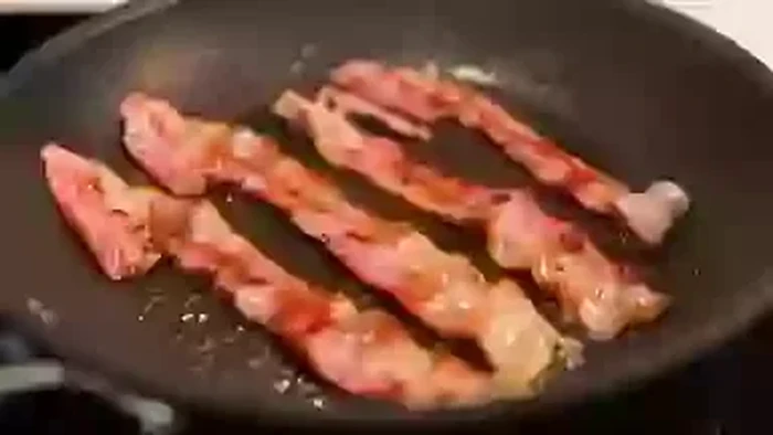 Hobi Makan Daging Babi Setengah Matang, Otak Pria Ini Penuh Cacing Pita