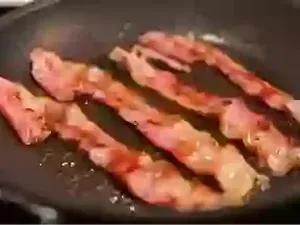 Hobi Makan Daging Babi Setengah Matang, Otak Pria Ini Penuh Cacing Pita