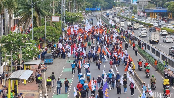 Demo buruh di depan gedung DPR, Jakarta Pusat, Kamis (28/8).