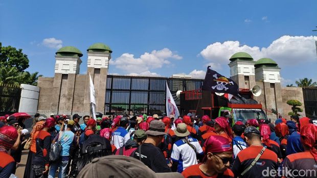 Demo buruh di depan gedung DPR, Jakarta Pusat, Kamis (28/8).