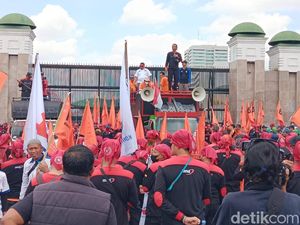 Video: Ribuan Buruh Demo di DPR, Jalan Gatsu Arah Slipi Ditutup
