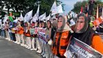 Keranda Mayat-Tikus Berdasi Warnai Demo Buruh di Surabaya