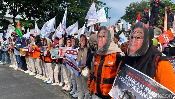 Mass aksi demo buruh mulai padati depan Kantor Gubernur Jawa Timur, di Jalan Pahlawan, Kamis (28/2/2025).