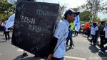 Keranda Mayat-Tikus Berdasi Warnai Demo Buruh di Surabaya