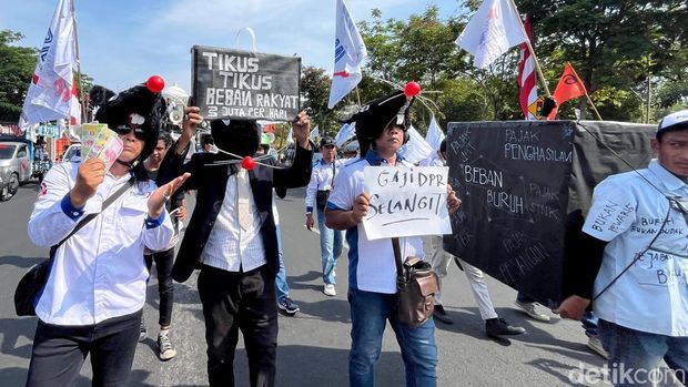 Mass aksi demo buruh mulai padati depan Kantor Gubernur Jawa Timur, di Jalan Pahlawan, Kamis (28/2/2025).