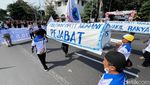 Keranda Mayat-Tikus Berdasi Warnai Demo Buruh di Surabaya