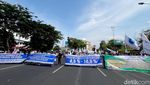 Keranda Mayat-Tikus Berdasi Warnai Demo Buruh di Surabaya