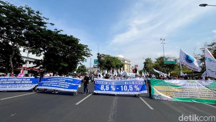 Demo Buruh di Kantor Gubernur Jawa Timur Mass aksi demo buruh mulai padati depan Kantor Gubernur Jawa Timur, di Jalan Pahlawan, Kamis (28/2/2025).