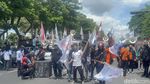 Arus Lalu Lintas Tersendat Imbas Demo Buruh di Surabaya
