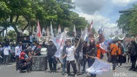 Kendaraan roda dua maupun roda empat langsung diarahkan ke Jalan Diponegoro oleh sejumlah petugas kepolisian.