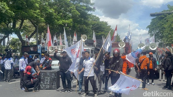 Demo buruh di Surabaya
