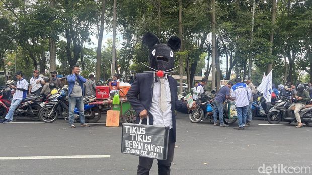 Demo buruh di Surabaya