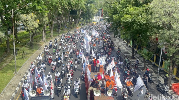 Demo buruh di Surabaya