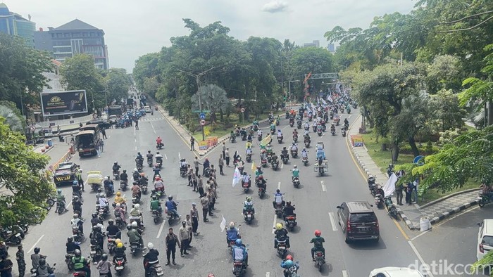 Demo buruh di Surabaya