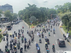 Lalu Lintas Arah Darmo Surabaya Dialihkan Imbas Aksi Demo Buruh