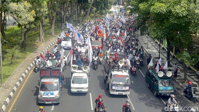 Ratusan buruh dari berbagai elemen menggelar aksi demo di Jalan Darmo, Surabaya, Kamis (28/8/2025).