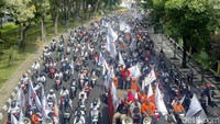 Pantauan detikJatim, pengalihan arus lalu lintas itu dimulai sejak sekitar pukul 12.30 WIB menyusul pergerakan ratusan massa aksi demo buruh yang akan menuju Jalan Pahlawan melintasi tengah kota.