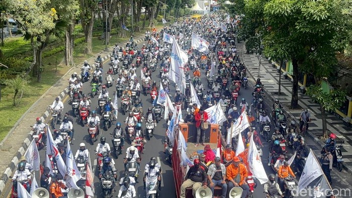 Ratusan buruh dari berbagai elemen menggelar aksi demo di Jalan Darmo, Surabaya, Kamis (28/8/2025).