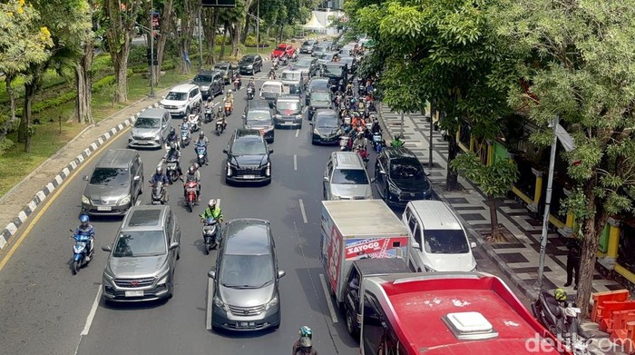 Ratusan buruh dari berbagai elemen menggelar aksi demo di Jalan Darmo, Surabaya, Kamis (28/8/2025).