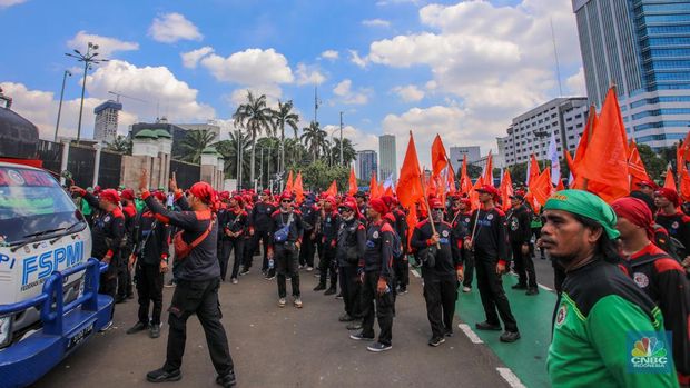 Massa buruh dari berbagai serikat pekerja mulai berdatangan untuk melakukan unjuk rasa di depan gedung DPR/MPR RI, Jakarta, Kamis (28/8/2025). (CNBC Indonesia/Faisal Rahman)