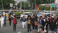 Sekelompok massa terlihat menerobos masuk ke jalur tol. Mereka berbondong-bondong menuju arah depan gedung DPR.