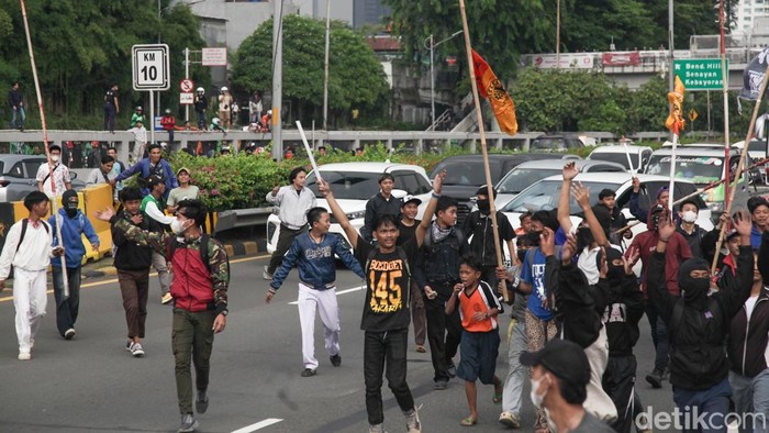 Demo Depan DPR Memanas, Massa Terobos Tol Dalkot Massa aksi menuju gedung DPR, Jakarta, membuat kericuhan di Jalan Tol Dalam Kota pada Kamis (28/8/2025). Mereka memaksa masuk untuk bergabung dengan demonstrasi mahasiswa.