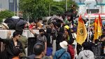 Demo Depan DPR Memanas, Massa Terobos Tol Dalkot