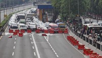 Kendaraan dialihkan setelah Tol Dalam Kota ditutup.
