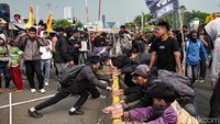 Massa juga melakukan perusakan. Separator jalur Busway di kawasan itu tampak rusak akibat didobrak.