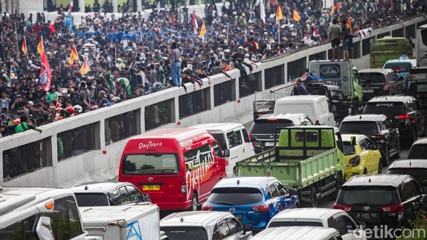 Demo Depan DPR Memanas, Massa Terobos Tol Dalkot