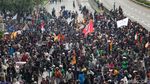 Demo Depan DPR Memanas, Massa Terobos Tol Dalkot