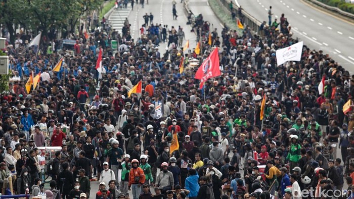 Demo Depan DPR Memanas, Massa Terobos Tol Dalkot Massa aksi menuju gedung DPR, Jakarta, membuat kericuhan di Jalan Tol Dalam Kota pada Kamis (28/8/2025). Mereka memaksa masuk untuk bergabung dengan demonstrasi mahasiswa.