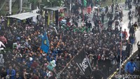 Demo massa mahasiswa dan pelajar ini berakhir ricuh.