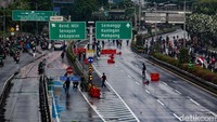 Sempat hujan, demo pun masih berlanjut dan keos.