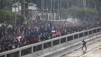 Massa dipukul mundur ke arah Semanggi dan Jalan Gerbang Pemuda.