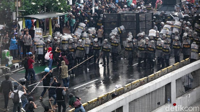 Demo Depan DPR Ricuh, Massa Dipukul Mundur Polisi Demo yang berlangsung di depan gedung DPR berakhir ricuh. Polisi memukul mundur massa.