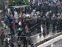 Demo Depan DPR Ricuh, Massa Dipukul Mundur Polisi