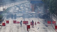 Asap dari gas air mata pun terlihat dari dalam tol. 