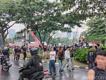 Video: Momen Mobil Tahu Bulat Terjebak di Antara Polisi dan Massa Demo DPR