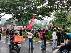 Video: Demo Ricuh, Polisi Pukul Mundur Massa ke Jalan Gerbang Pemuda
